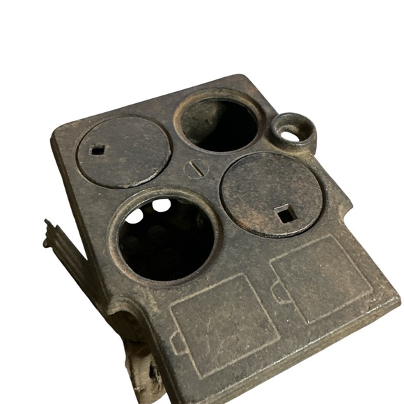 Actual vintage stove models 5”by4” great for doll house. Missing 2 burners cover - Picture 2 of 2